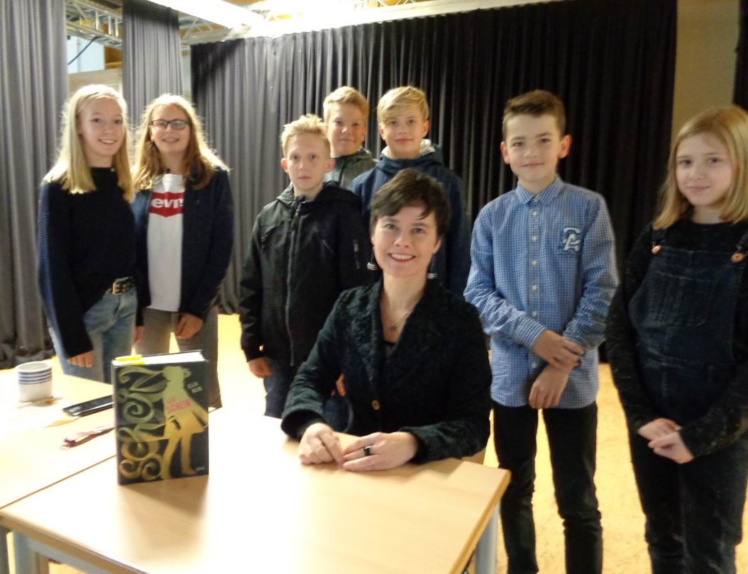 Frau Wagner im Kreis ihrer Zuhörer