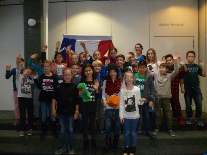 Ein Foto vom Besuch der Lektorin des France-Mobil zusammen mit unseren Schüler*innen