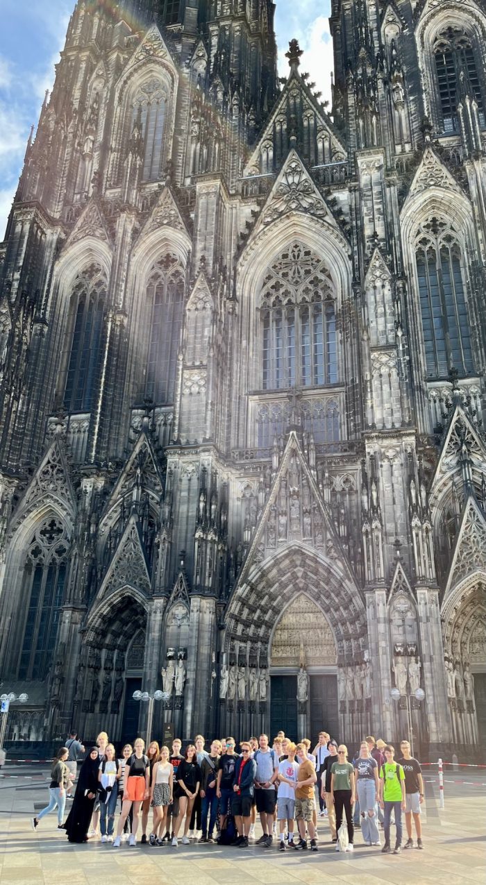 Alle Teilnehmer*innen vor dem beeindruckenden Kölner Dom.