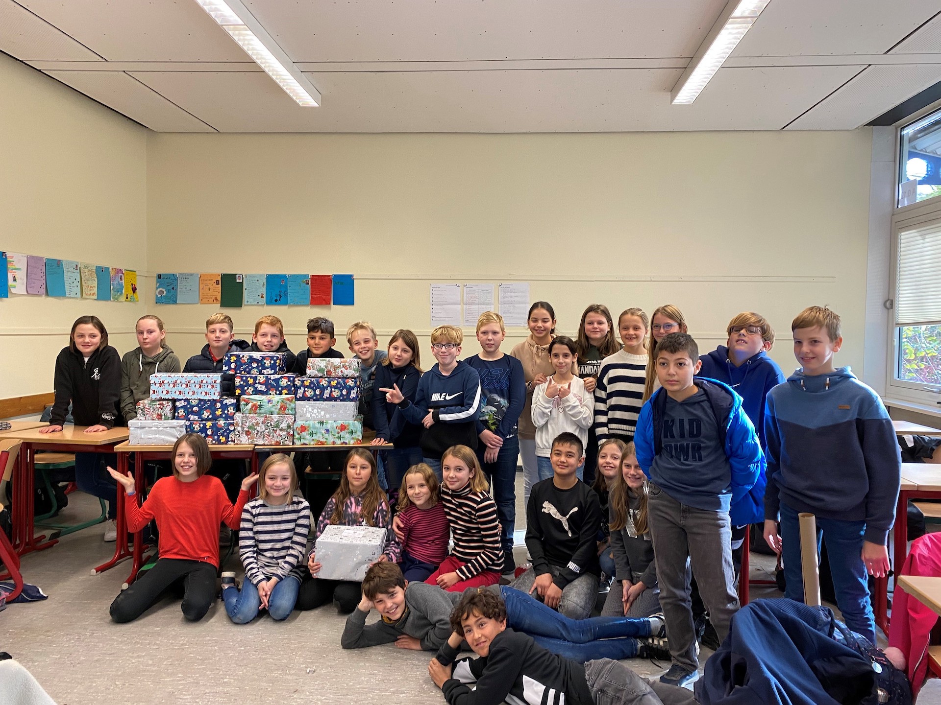 Päckchen packen für Weihnachten – Aktion „Kinder helfen Kindern“ | Gymnasium am Silberkamp
